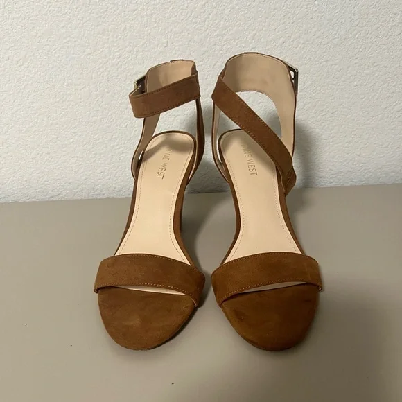 Brown suede sandals with thick heel - Picture 2 of 4
